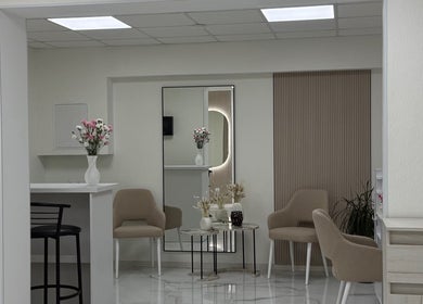 Zona elegantă de așteptare la Ve Beauty Salon, Chișinău, Chișinău, MD, cu scaune confortabile și decorațiuni moderne.