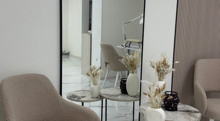 Interior elegant la Ve Beauty Salon, Chișinău, Chișinău, MD, cu scaune bej și mese decorative.