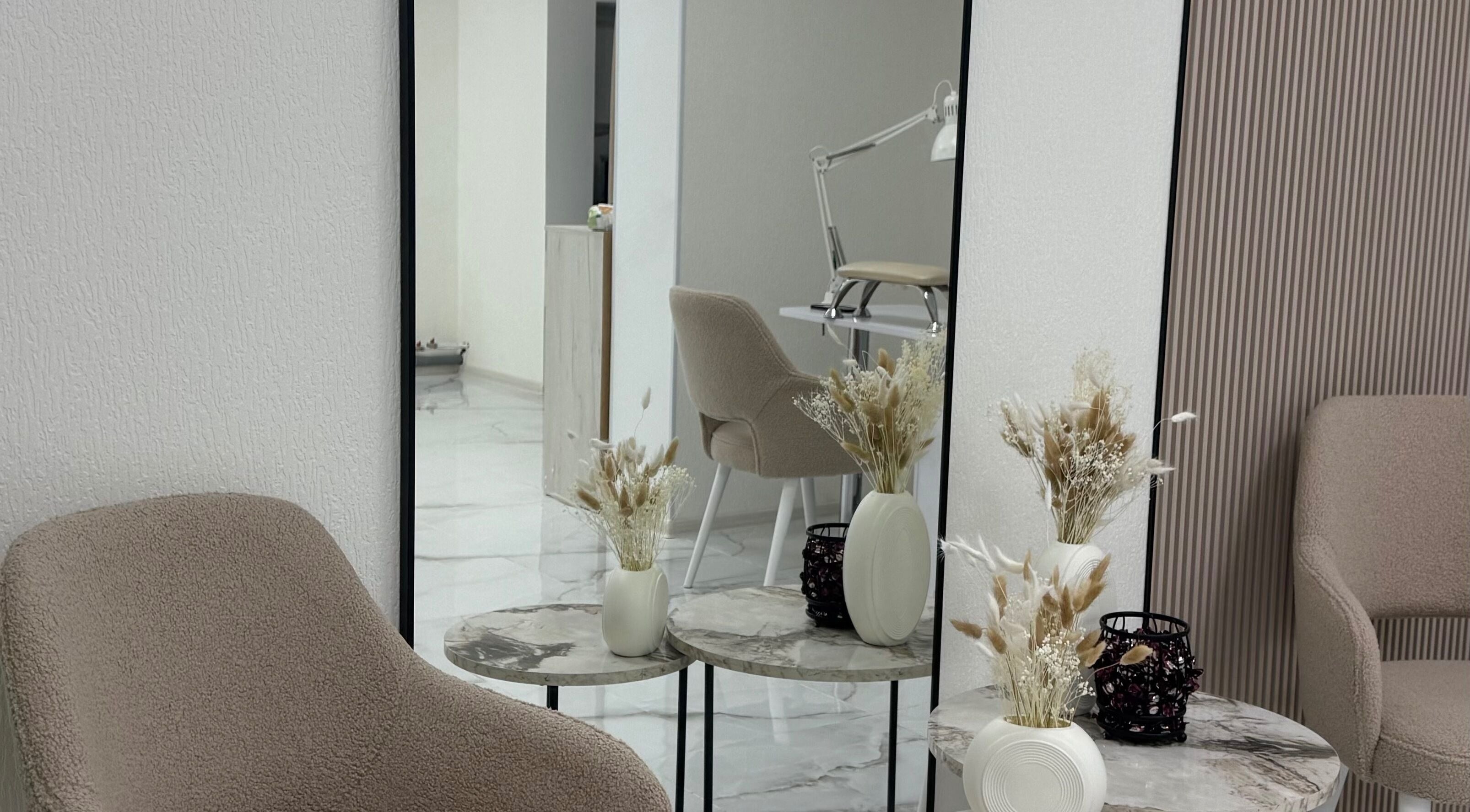 Interior elegant la Ve Beauty Salon, Chișinău, Chișinău, MD, cu scaune bej și mese decorative.