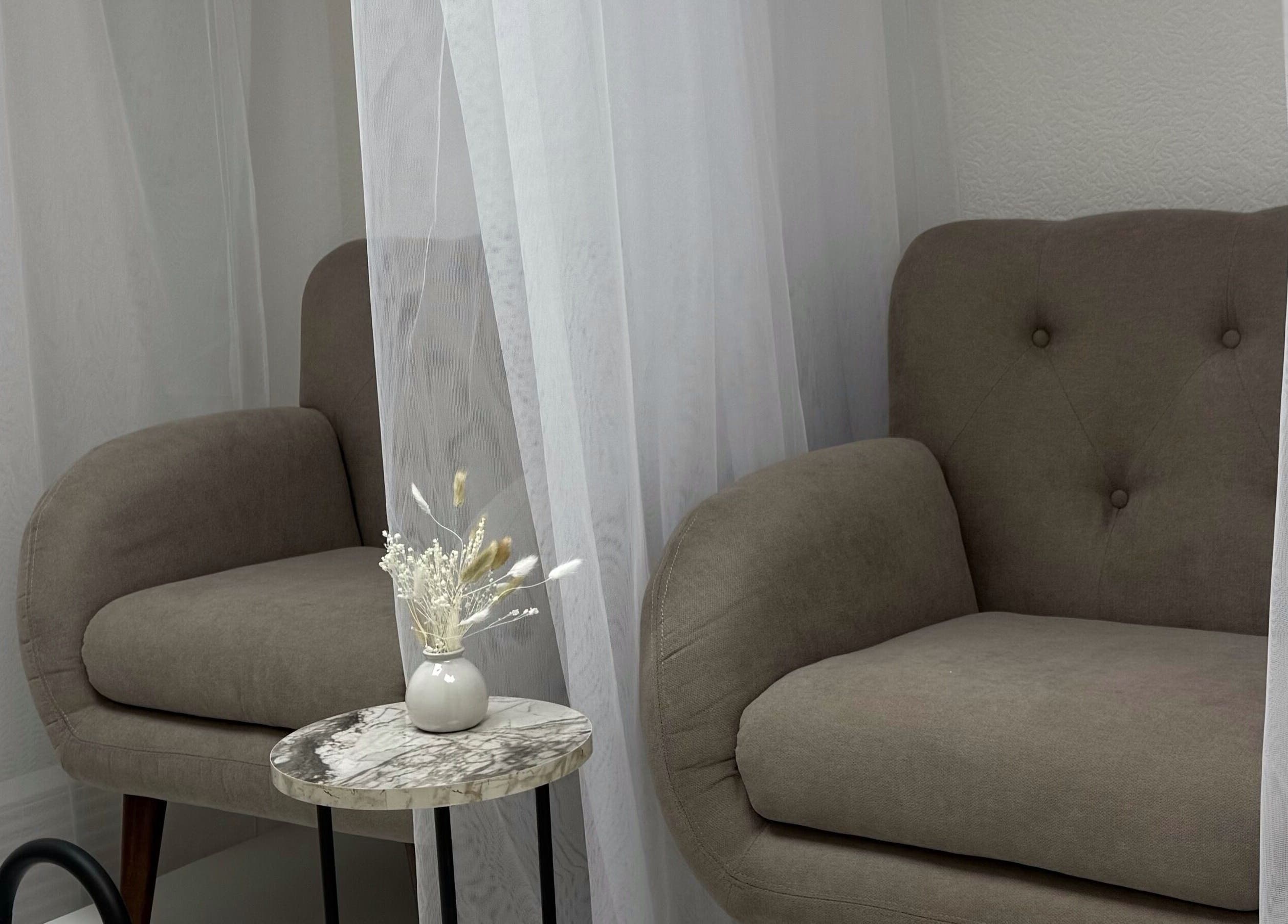 Colț confortabil la Ve Beauty Salon, Chișinău, Chișinău, MD, cu fotoliu și măsuță decorativă.