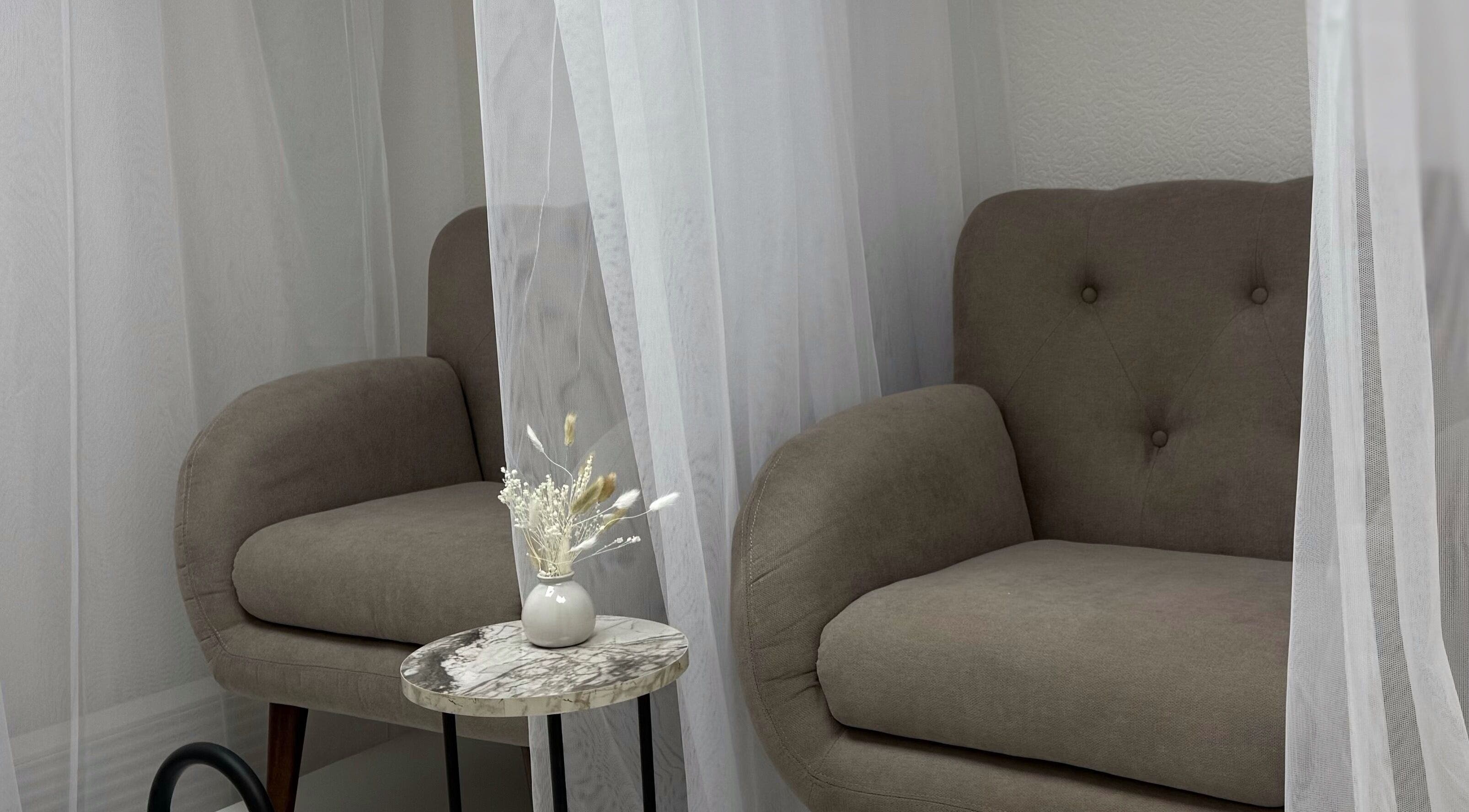 Colț confortabil la Ve Beauty Salon, Chișinău, Chișinău, MD, cu fotoliu și măsuță decorativă.