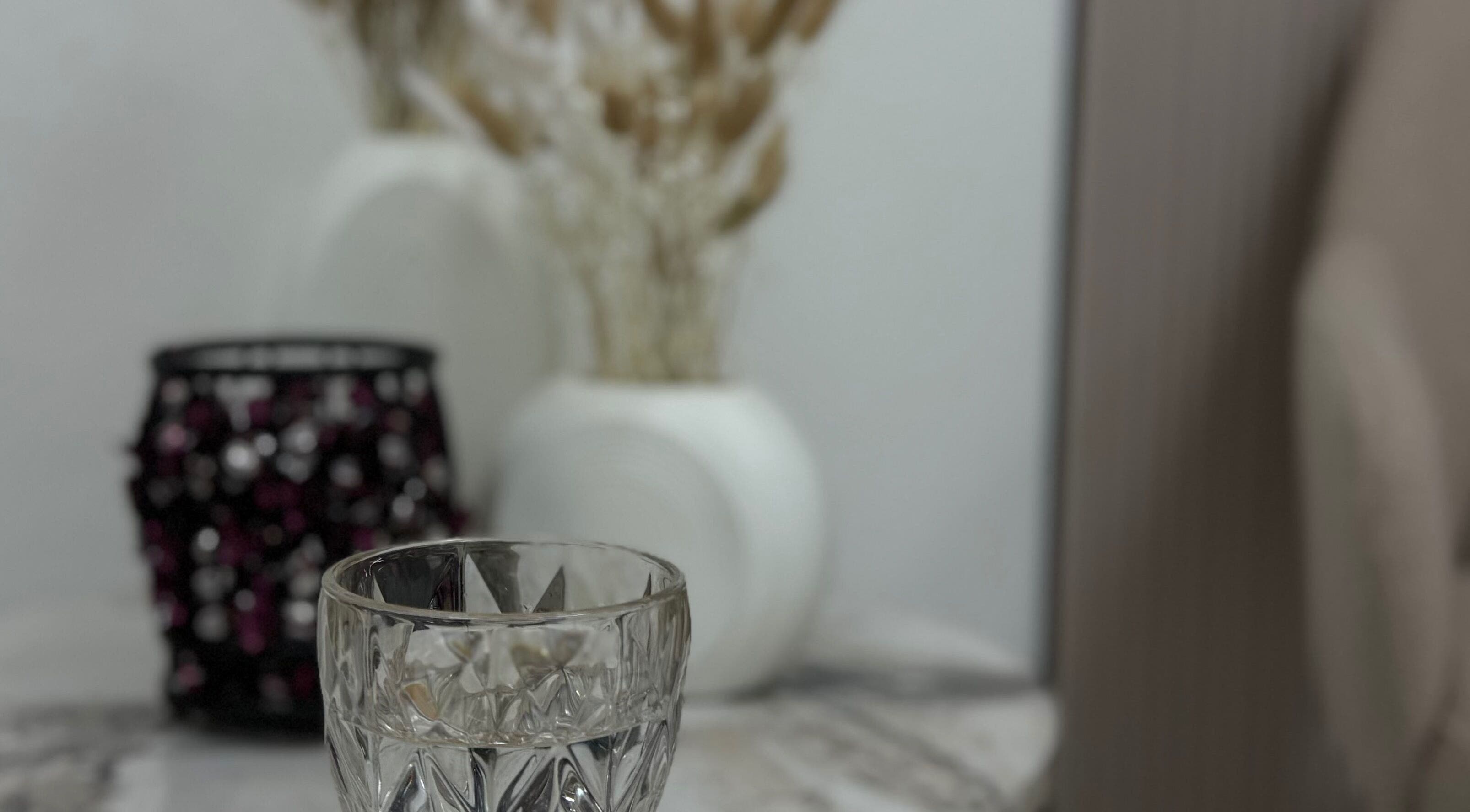 Colț relaxant la Ve Beauty Salon, Chișinău, Chișinău, MD, cu pahar decorativ și vază elegantă.