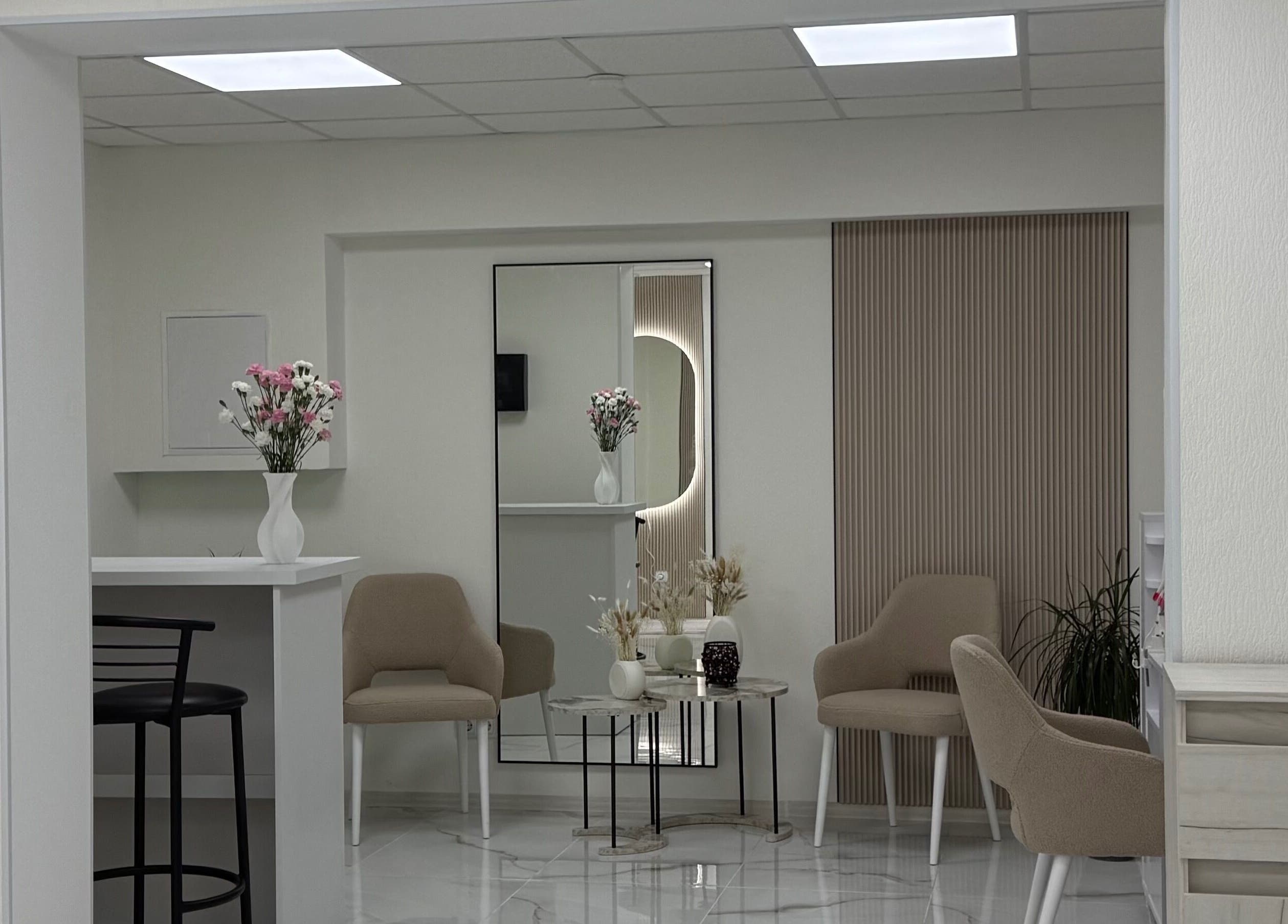 Interior modern și elegant la Ve Beauty Salon, Chișinău, Chișinău, MD cu mobilier confortabil și decor floral.