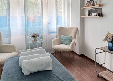 Pokoj pro relaxaci v BodyCare Prague, Hlavní Město Praha, Hlavní Město Praha, CZ s křeslem a květinami.