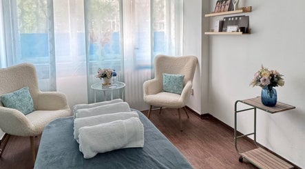 Pokoj pro relaxaci v BodyCare Prague, Hlavní Město Praha, Hlavní Město Praha, CZ s křeslem a květinami.