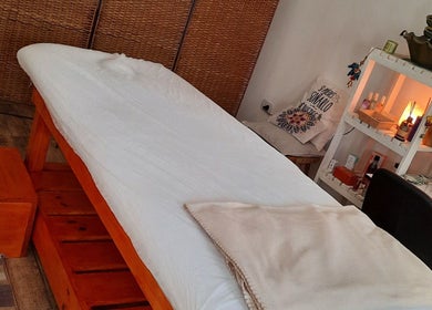 Massage therapy room at Benessere Masajes in Rosario, Santa Fe, AR featuring a serene massage table setting.