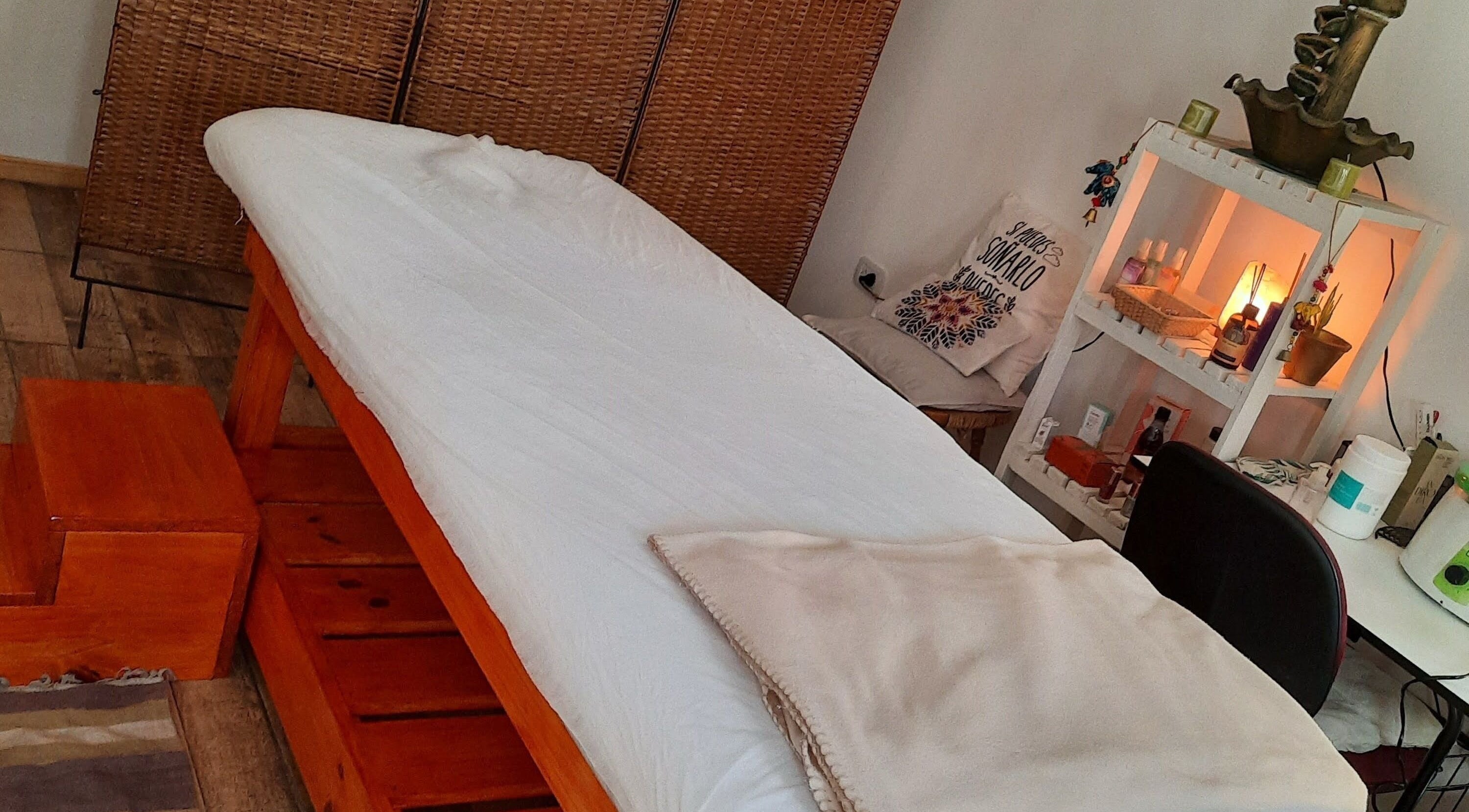 Massage therapy room at Benessere Masajes in Rosario, Santa Fe, AR featuring a serene massage table setting.