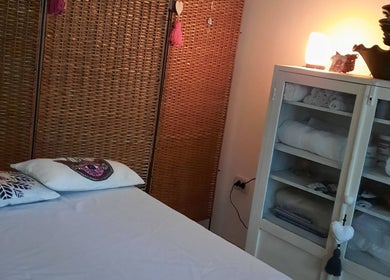 Relaxing massage room at Benessere Masajes in Rosario, Santa Fe, AR with soft lighting and spa decor.