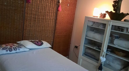 Relaxing massage room at Benessere Masajes in Rosario, Santa Fe, AR with soft lighting and spa decor.