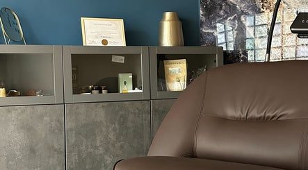 Lujoso sillón de Head Spa Almería en Retamar, Andalucía, ES, rodeado de elegantes productos de spa.