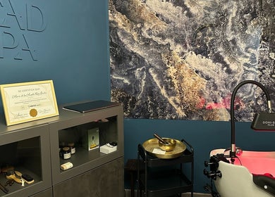 Espacio relajante de Head Spa Almería en Retamar, Andalucía, ES. Ambiente acogedor con equipo de spa capilar.