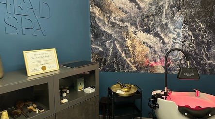 Espacio relajante de Head Spa Almería en Retamar, Andalucía, ES. Ambiente acogedor con equipo de spa capilar.