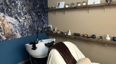 Espacio relajante en Head Spa Almería (Spa Capilar), Retamar, Andalucía, ES con decoración acogedora.