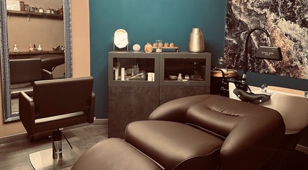 Sala de tratamientos en Head Spa Almería (Spa Capilar), Retamar, Andalucía, ES. Decoración moderna y acogedora.