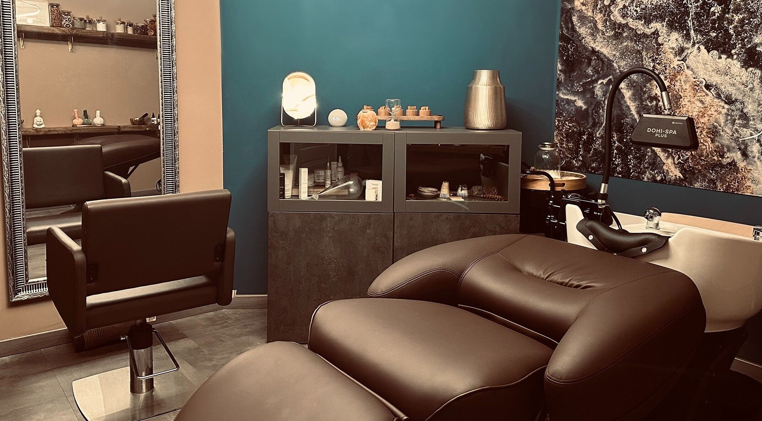 Sala de tratamientos en Head Spa Almería (Spa Capilar), Retamar, Andalucía, ES. Decoración moderna y acogedora.