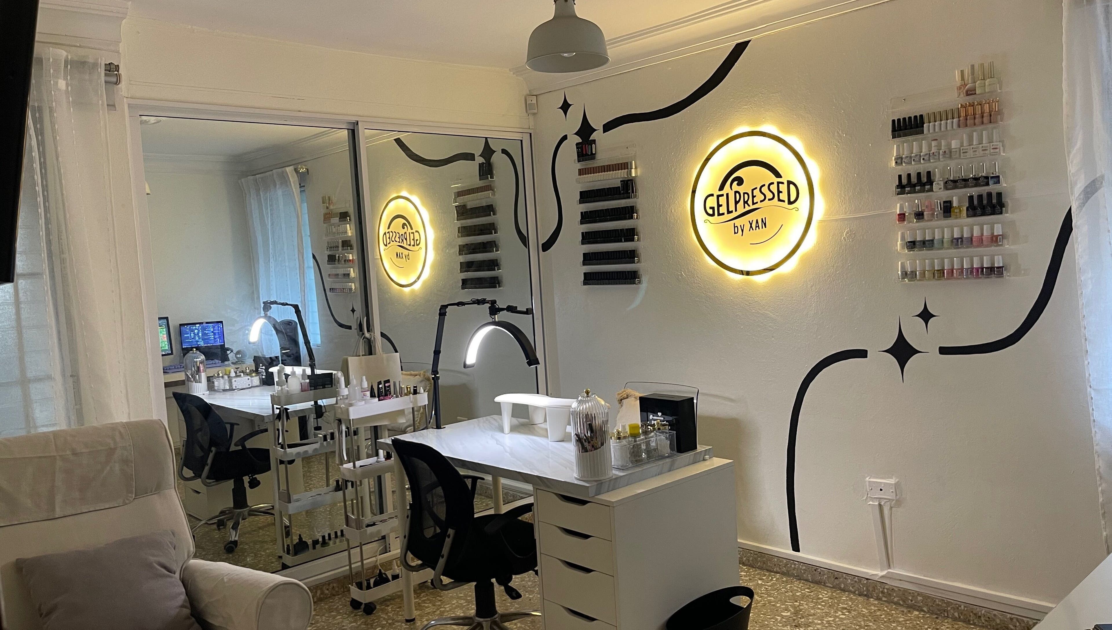 Interior of Gelpressed by Xan, Santo Domingo, featuring nail products and a modern workspace.
