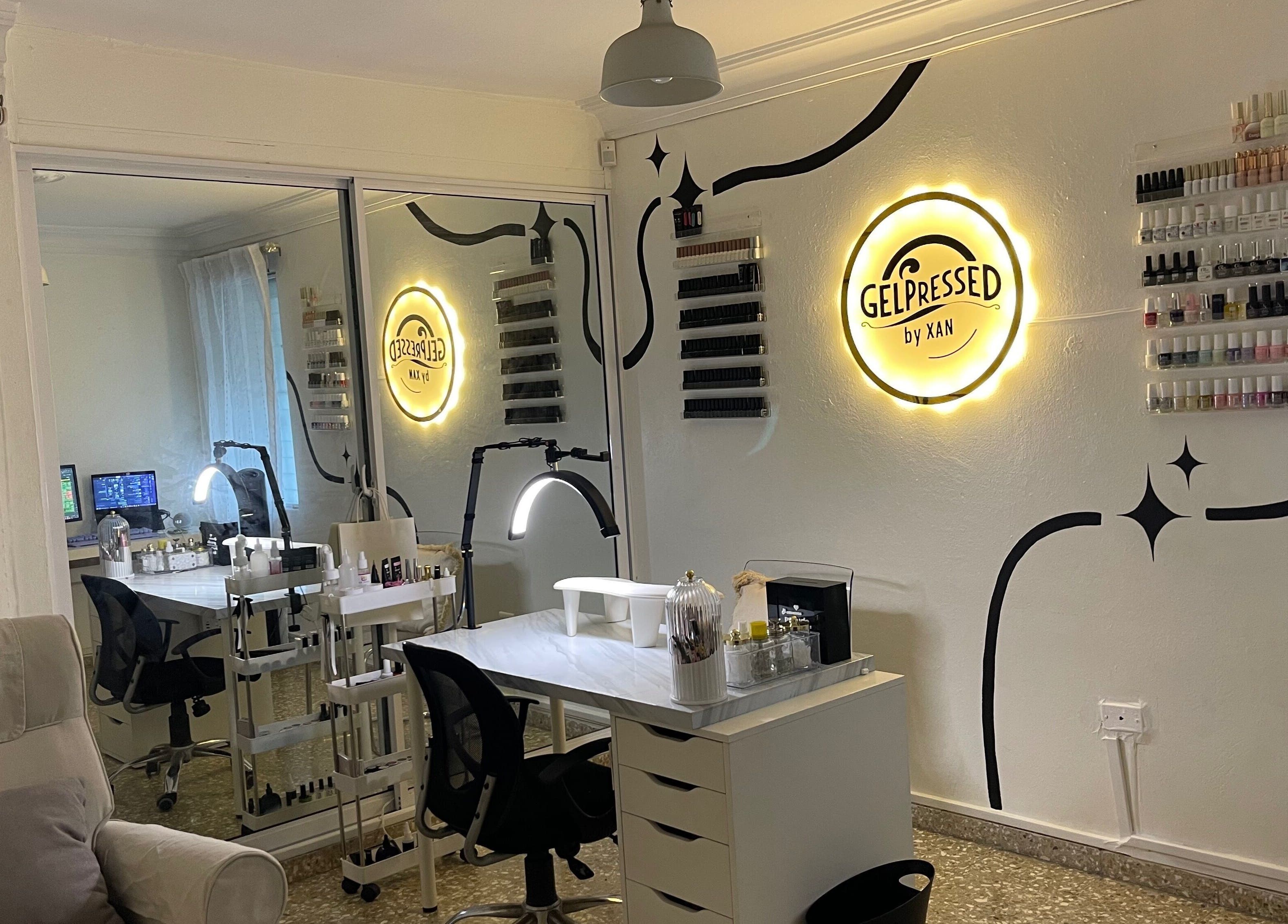 Interior of Gelpressed by Xan, Santo Domingo, featuring nail products and a modern workspace.