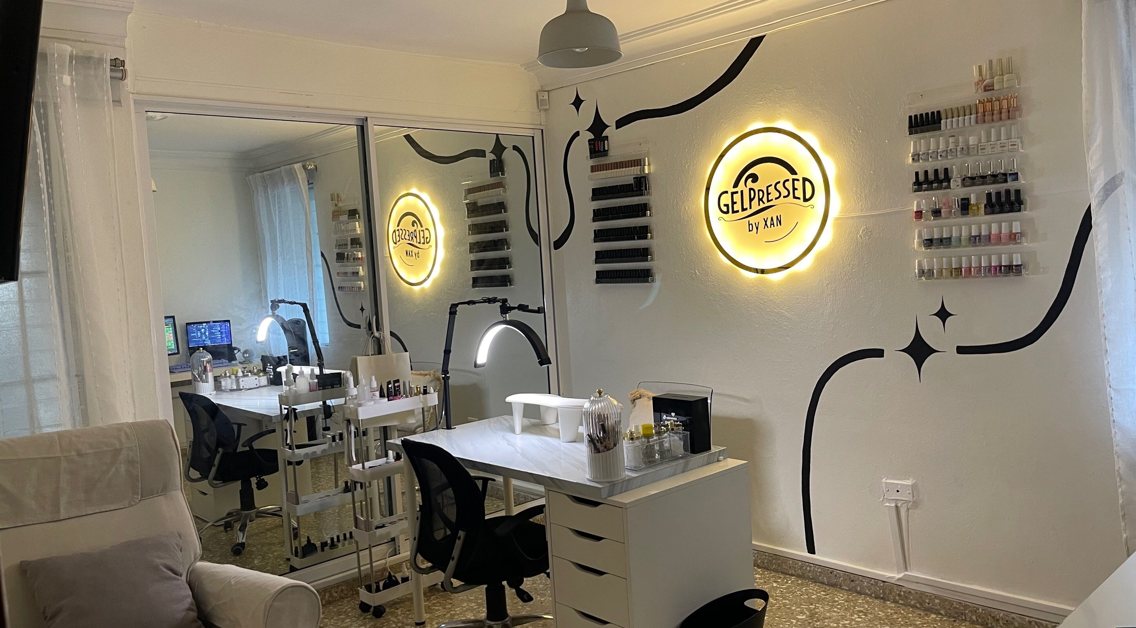 Interior of Gelpressed by Xan, Santo Domingo, featuring nail products and a modern workspace.