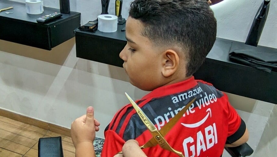 Garoto recebendo corte de cabelo estiloso na Navalha Urbana, Ceará, Ceará, BR.