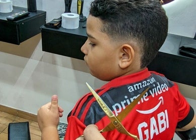 Garoto recebendo corte de cabelo estiloso na Navalha Urbana, Ceará, Ceará, BR.