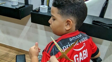 Garoto recebendo corte de cabelo estiloso na Navalha Urbana, Ceará, Ceará, BR.