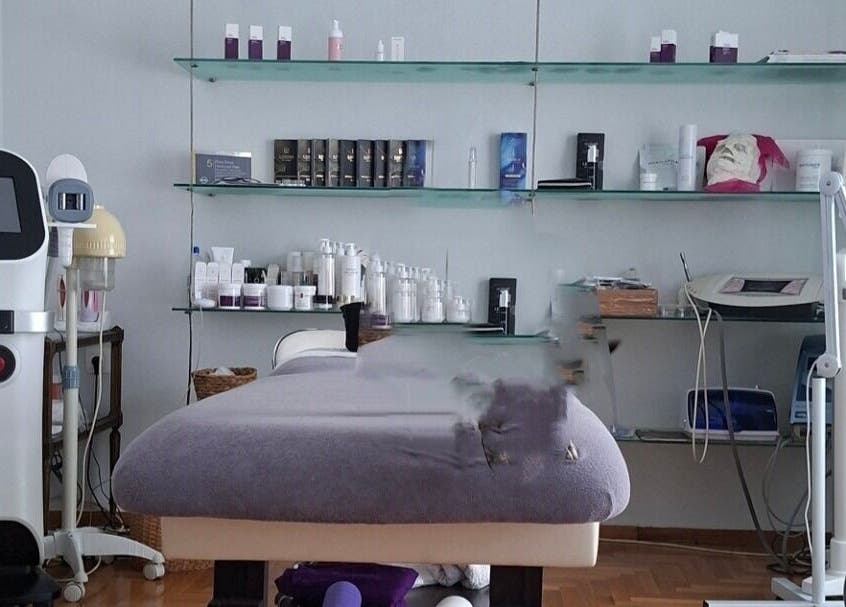 Πολυτελές χώρος θεραπείας στο Argi Lashes Κερατσίνι, GR με κρεβάτι και εξοπλισμό ομορφιάς.
