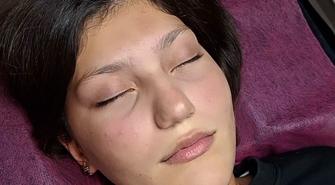 Πελάτισσα με απαλά τονισμένες βλεφαρίδες στο Argi Lashes Κερατσίνι, Κερατσίνι, GR.