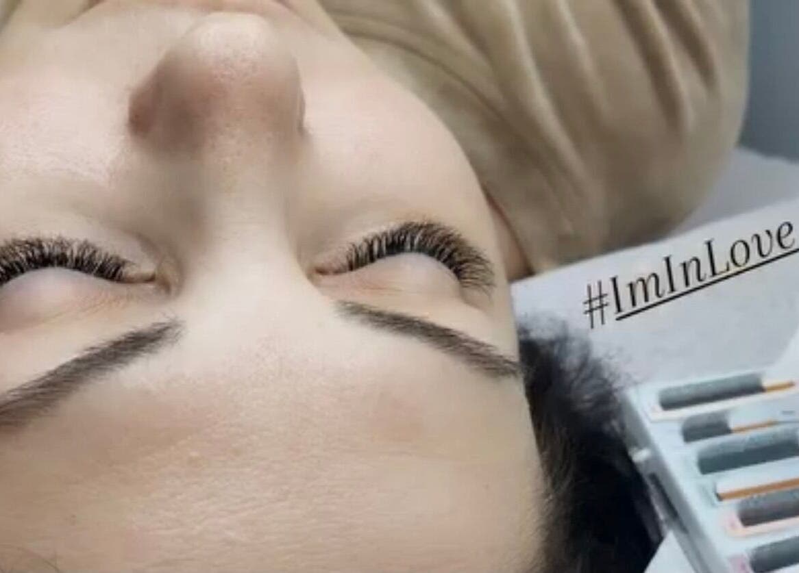 Κοντινό πλάνο επέκτασης βλεφαρίδων στο Argi Lashes Κερατσίνι, Κερατσίνι, GR.