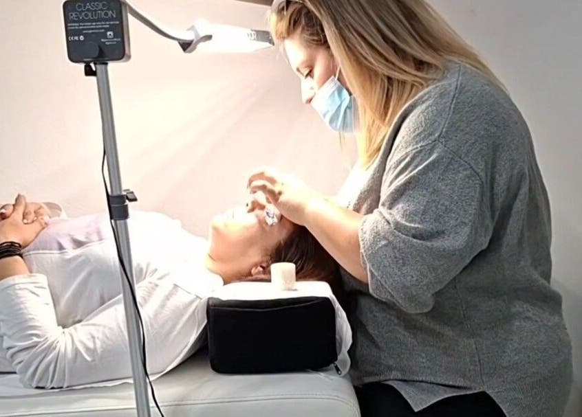 Στιγμιότυπο τοποθέτησης extensions βλεφαρίδων στο Argi Lashes Κερατσίνι, Κερατσίνι, GR.