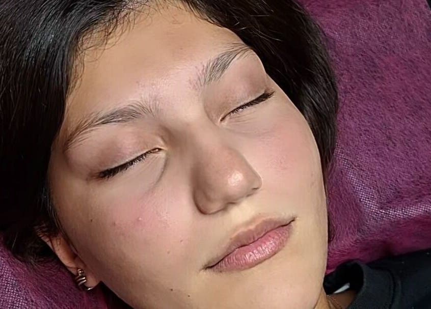 Γυναίκα με κλειστά μάτια, χαλαρώνει στο Argi Lashes Κερατσίνι, Κερατσίνι, GR.