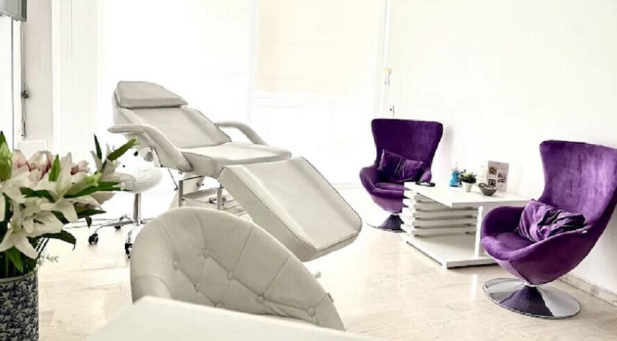 Κομψό lounge στο Argi Lashes Καλλιθέα, Καλλιθέα, GR με πολυτελείς καρέκλες και μοντέρνα διακόσμηση.