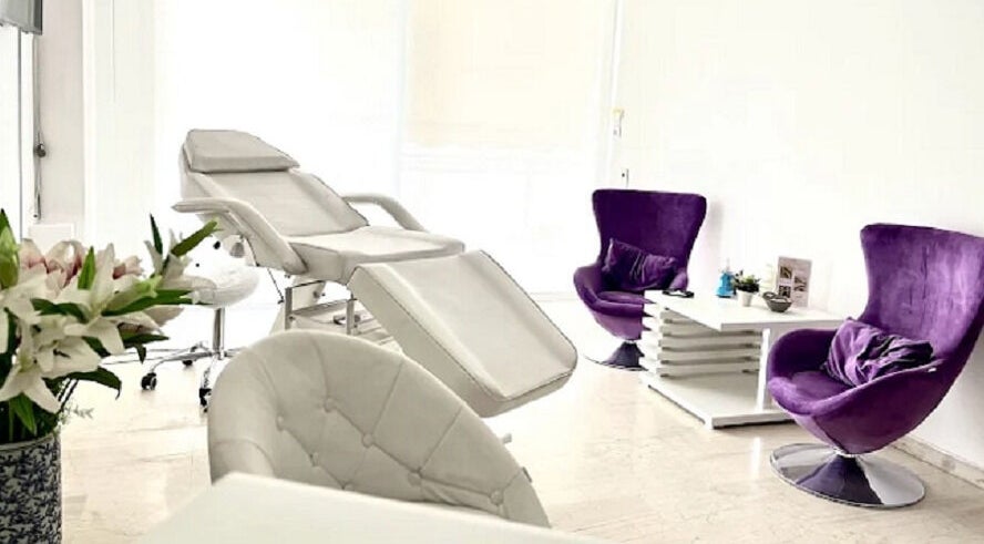 Κομψό lounge στο Argi Lashes Καλλιθέα, Καλλιθέα, GR με πολυτελείς καρέκλες και μοντέρνα διακόσμηση.