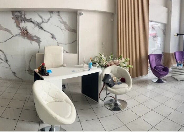 Κομψός χώρος υποδοχής στο Argi Lashes Καλλιθέα, Καλλιθέα, GR με μοντέρνα έπιπλα.