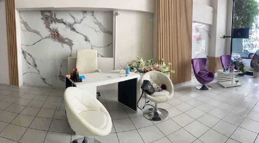 Κομψός χώρος υποδοχής στο Argi Lashes Καλλιθέα, Καλλιθέα, GR με μοντέρνα έπιπλα.