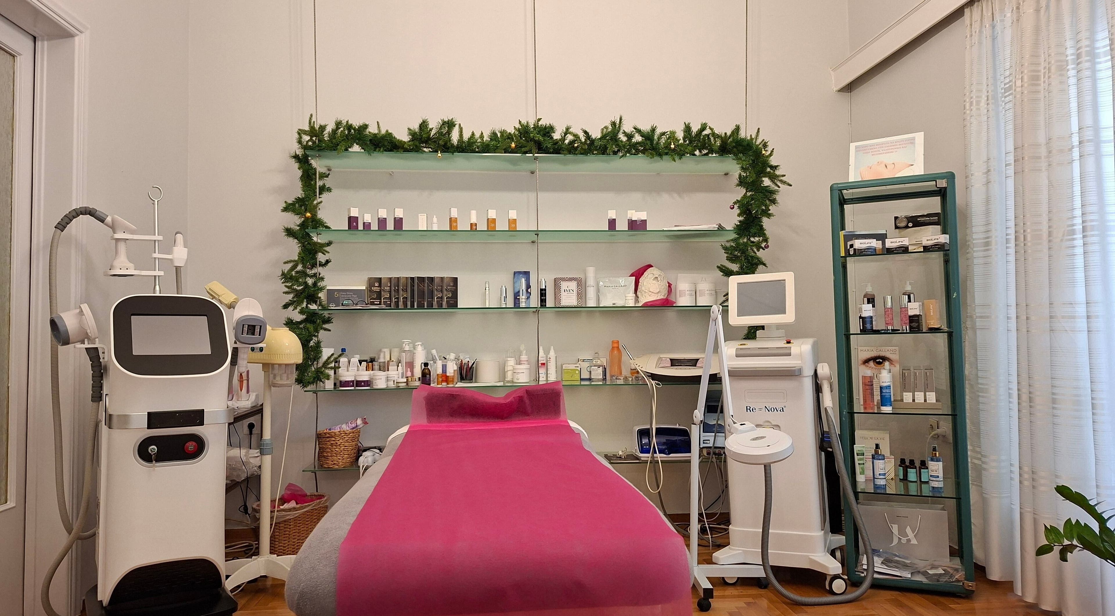 Εσωτερικό του Argi Lashes Κερατσίνι με εξοπλισμό αισθητικής και προϊόντα ομορφιάς. Τοποθεσία: Κερατσίνι, GR.