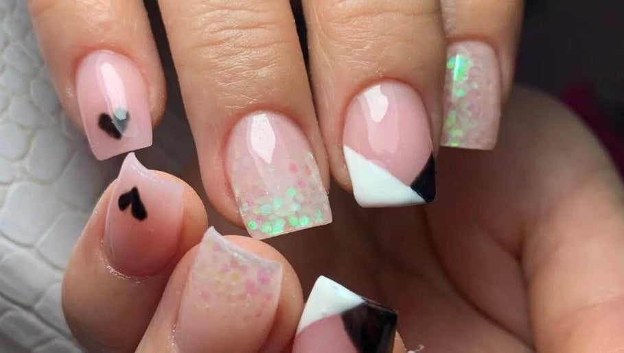 Diseño de uñas modernas con corazones y brillo en Uñitas Fashion, Lanús, Provincia De Buenos Aires, AR.