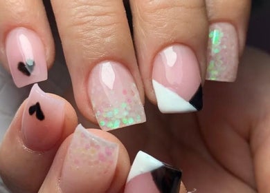 Diseño de uñas modernas con corazones y brillo en Uñitas Fashion, Lanús, Provincia De Buenos Aires, AR.