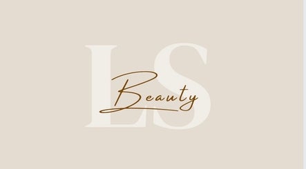 Logo élégant de Ls Beauty à Douai, Hauts-de-france, FR sur fond beige.