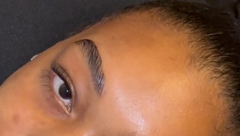 Sourcils magnifiquement modelés à Ls Beauty, Douai, Hauts-de-France, FR.
