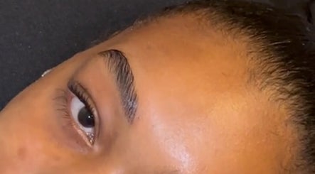 Sourcils magnifiquement modelés à Ls Beauty, Douai, Hauts-de-France, FR.