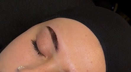 Sourcils épilés professionnellement chez Ls Beauty, Douai, Hauts-de-France, FR.