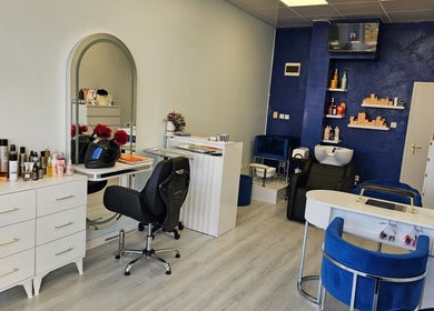 Интериор на Studio C.H.I.C в София, Област София, BG с модерни мебели и козметични продукти.