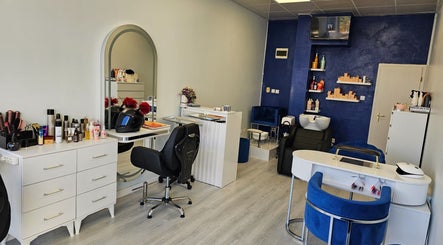 Интериор на Studio C.H.I.C в София, Област София, BG с модерни мебели и козметични продукти.