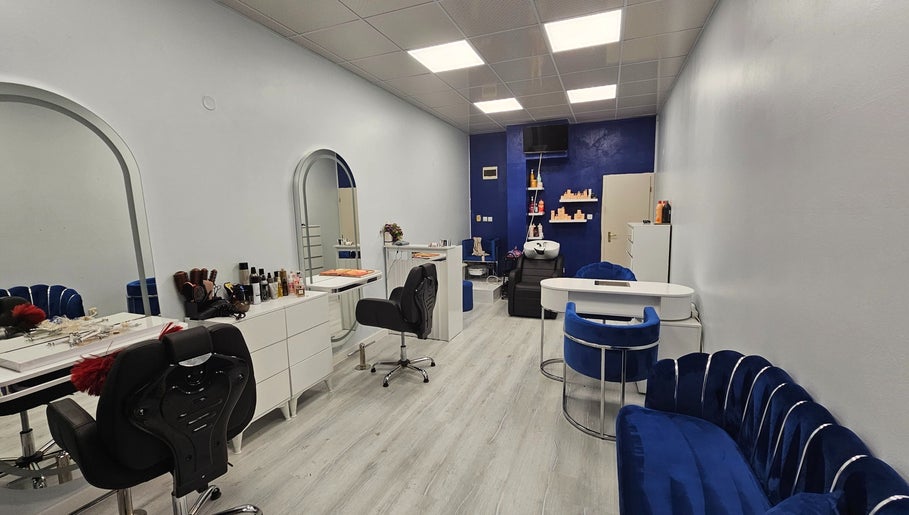 Интериор на Studio C.H.I.C в София, Област София, BG с модерни синьо-бели мебели.