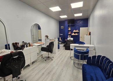 Интериор на Studio C.H.I.C в София, Област София, BG с модерни синьо-бели мебели.