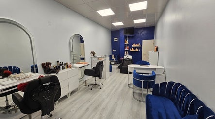 Интериор на Studio C.H.I.C в София, Област София, BG с модерни синьо-бели мебели.