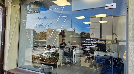 Витрина на Studio C.H.I.C в София, Област София, BG, показваща стилен интериор.