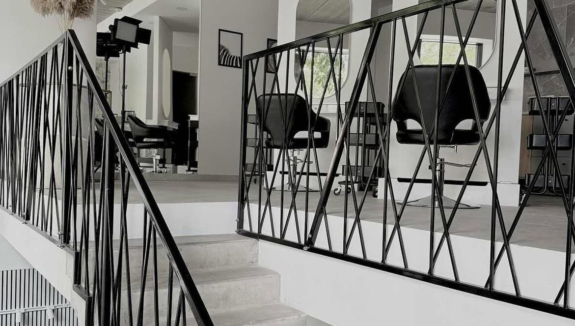 Modernus BY BRYŽYTĖ Vilnius grožio salonas su juodomis kėdėmis ir elegantiška tvora, Vilniaus Apskritis, LT.