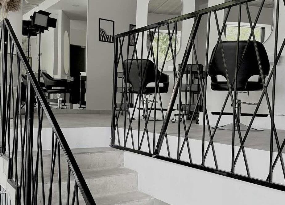 Modernus BY BRYŽYTĖ Vilnius grožio salonas su juodomis kėdėmis ir elegantiška tvora, Vilniaus Apskritis, LT.