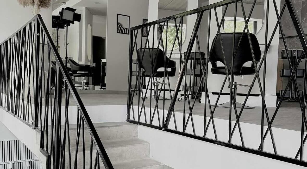 Modernus BY BRYŽYTĖ Vilnius grožio salonas su juodomis kėdėmis ir elegantiška tvora, Vilniaus Apskritis, LT.